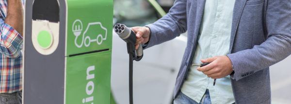 Charging electric car Apple Maps indiquera aux propriétaires de véhicules électriques où ils pourront se ravitailler lors d'un trajet.