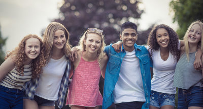 Standing Together Outside at the Park Realisez des selfies de groupe a distance avec Apple