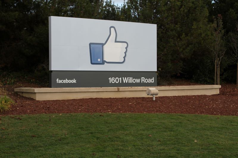 Facebook s'apprête à lancer un mode sombre sur son application mobile.