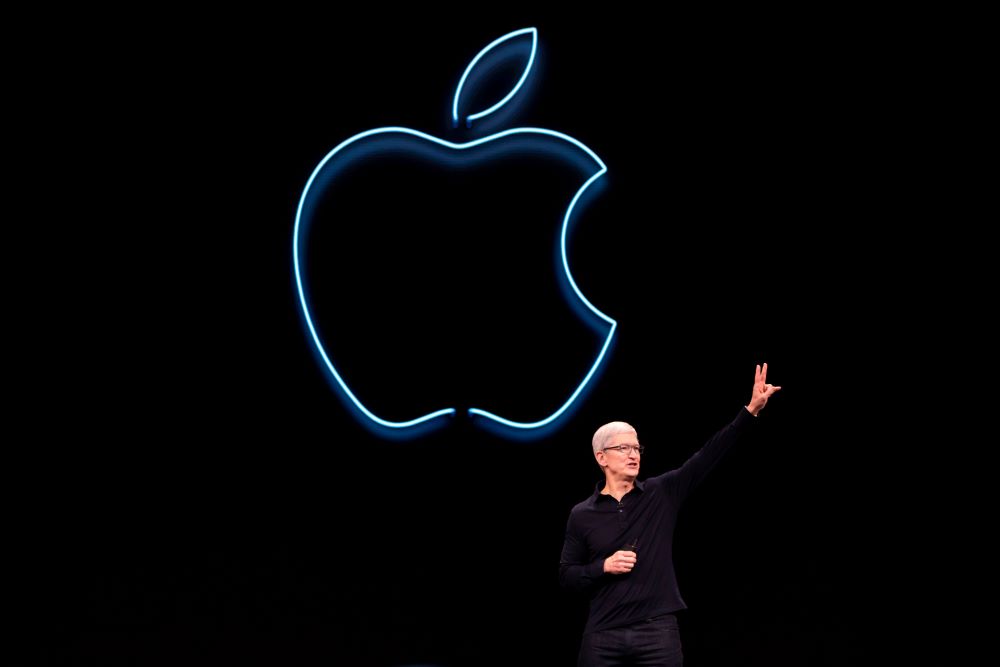 Tim Cook, le PDG d'Apple, pourrait présenter à la rentrée prochaine un nouvel iPhone, vendu seul, sans adaptateur secteur.