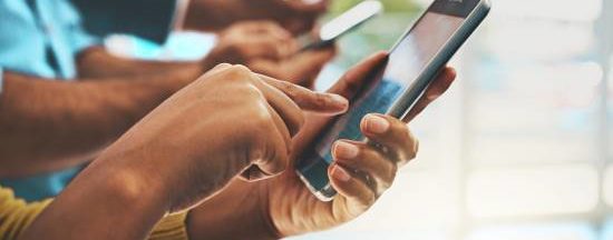 utilisateurs-smartphones Les Français se révèlent assez fidèles à leur opérateur téléphonique.