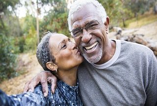 Senior Black Couple Taking Selfie During Exercise Memory Haven, une application pour les patients atteints de demence