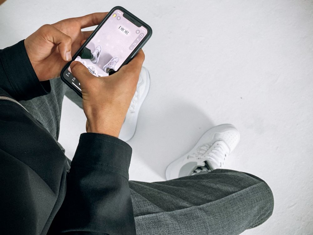 La maison Dior s'est associée à Snapchat pour permettre aux utilisateurs de l'application d'essayer virtuellement ses nouvelles sneakers