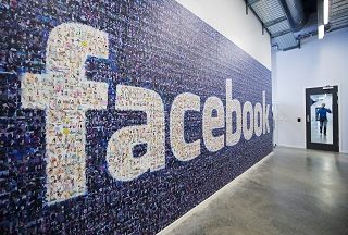 SWEDEN-FACEBOOK-DATA-CENTER-SERVERS Facebook, le reseau social et la CPME viennent en aide aux petits commercants