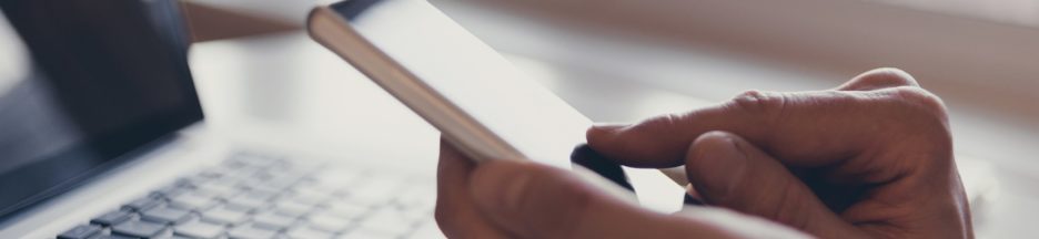 Using laptop and smart phone Application pour le teletravail, les applis Zoom et Evernote