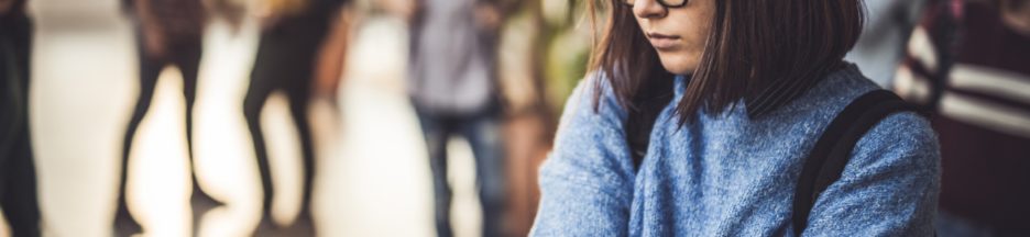 Sad high school student feeling lonely in a hallway. Tiktok, le reseau social lance une campagne de sensibilisation pour les jeunes