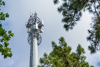 Une antenne de réseau mobile destinée à faire fonctionner les smartphones compatibles 5G.