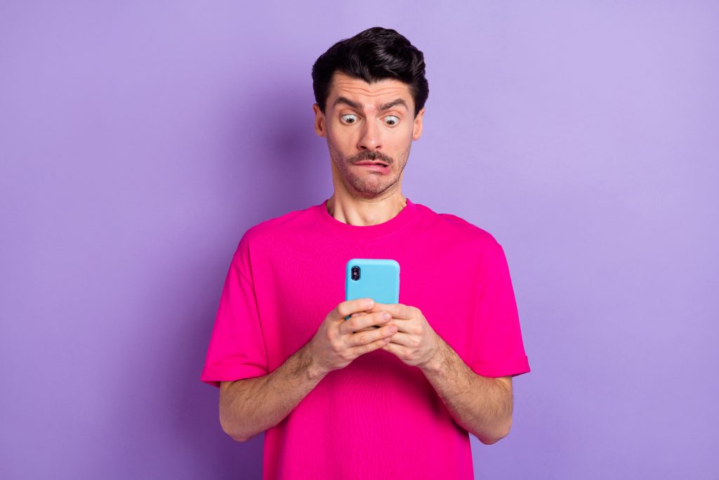 Un homme regardant son smartphone