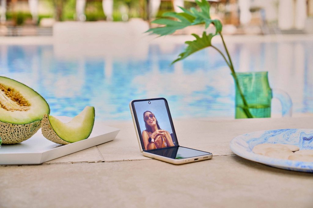 Un smartphone pliant de Samsung au bord de la piscine