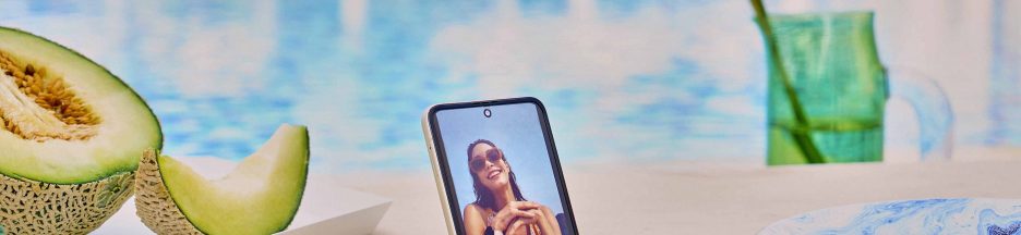 Un smartphone pliant de Samsung au bord de la piscine