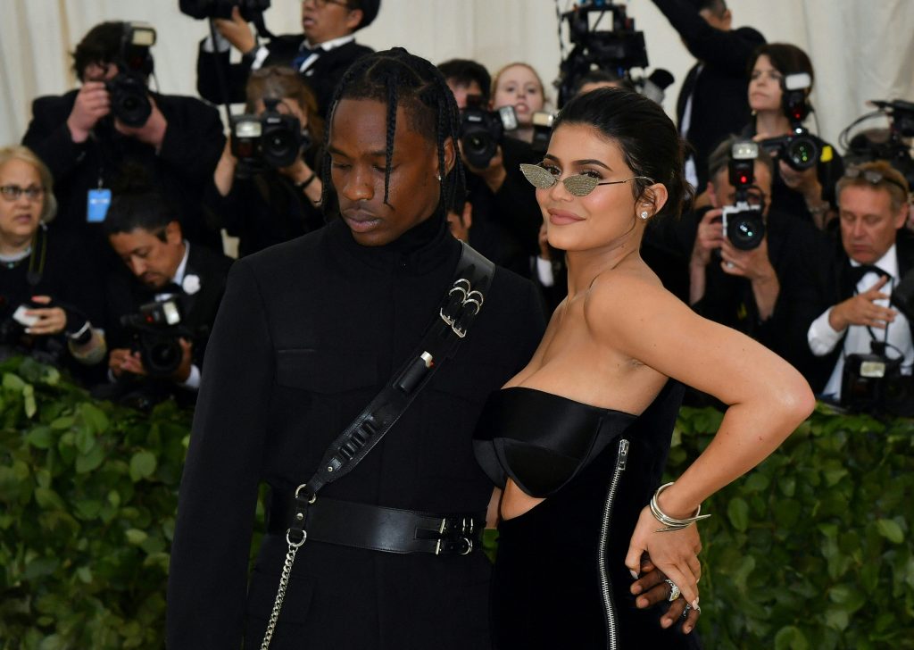 Travis Scott accompagné de Kylie Jenner à un évènement