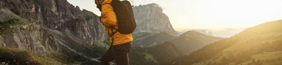 Un homme qui marche en pleine nature