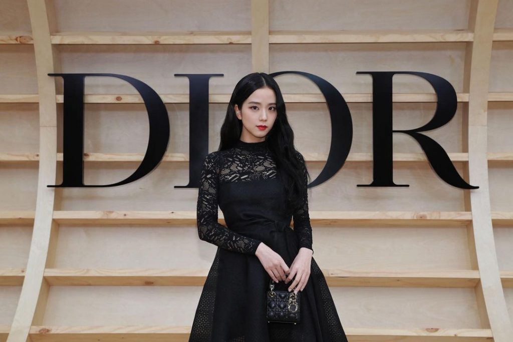 La chanteuse Jisoo posant pour Dior
