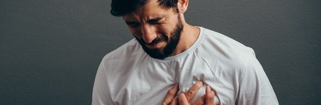 sauv-life-appli-smartphone-accident-cardio-vasculaire Homme ayant mal au cœur se tenant la poitrine