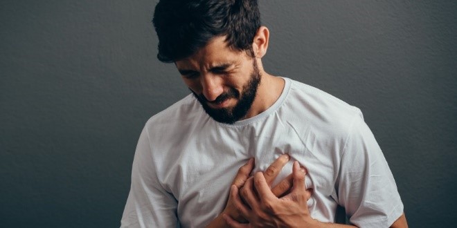 Homme ayant mal au cœur se tenant la poitrine