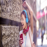 Jeune femme avec casque sur les oreilles et smartphone à la main écoutant de la musique