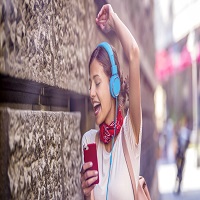Heardle Jeune femme avec casque sur les oreilles et smartphone à la main écoutant de la musique