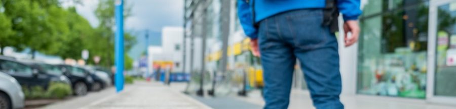 Jeune homme marchant en ville avec un sac à dos sur le dos