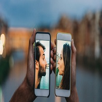 Telephone portable en face à face avec un homme et une femme
