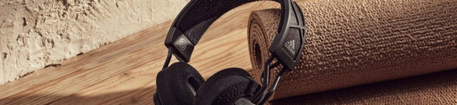 Adidas-headphones-casque Casque Adidas sur une table