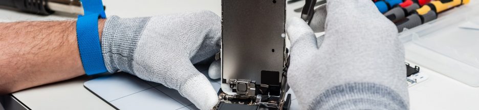 Batterie-de-smartphone-peu-performante Un technicien en train de réparer un smartphone.