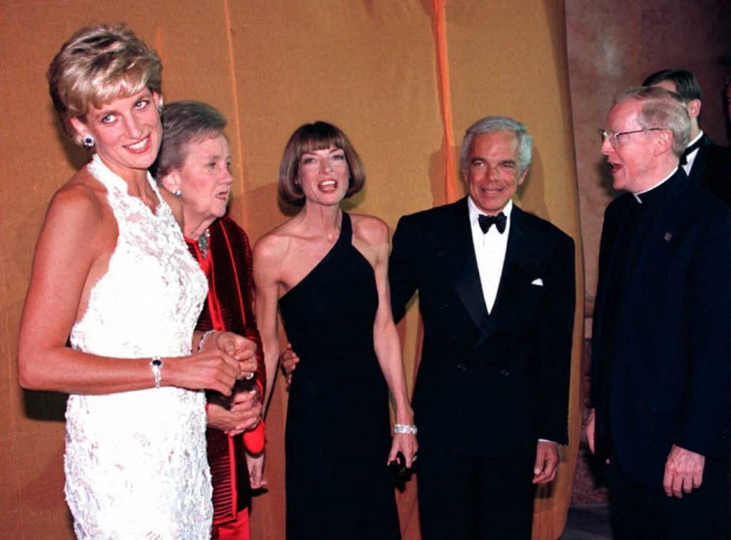 Lady Diana entouree de personnalites importantes