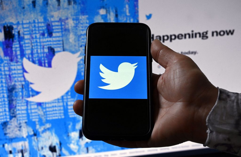 Smartphone avec le logo de Twitter dans la main d’une personne