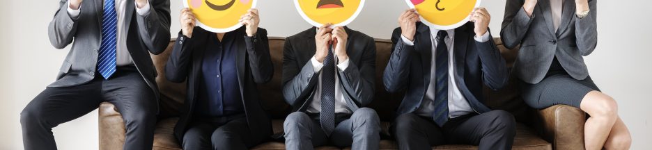 Emojis-rapport-adobe-utilisation Cinq personnes sur un canapé, les visages couverts par des emojis