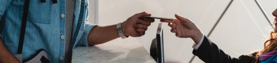 Portefeuille-numérique-ue homme qui donne un passeport à une personnelle.
