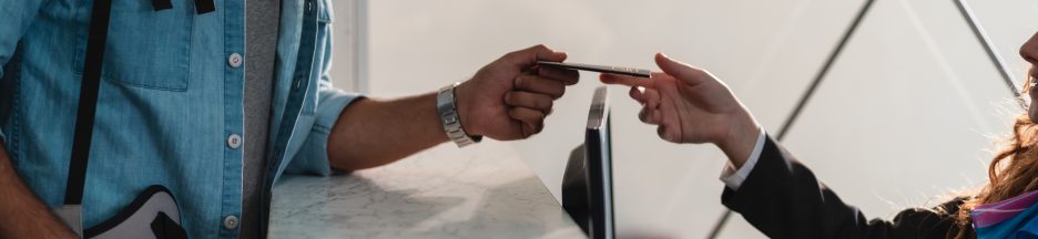 homme qui donne un passeport à une personnelle.