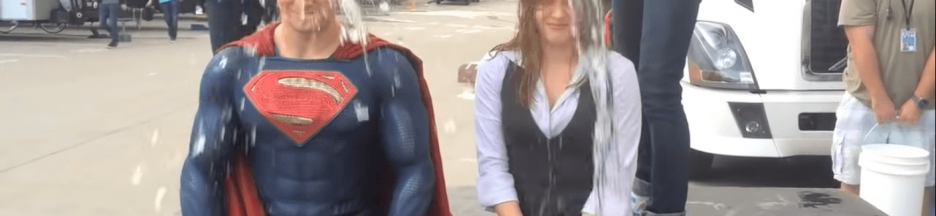 ice-bucket-challenge-maladie-de-charcot Homme déguisé en superman et femme recevant des seau d’eau sur la tête