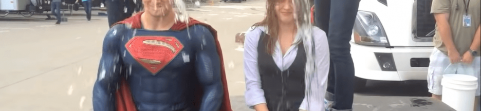 Homme déguisé en superman et femme recevant des seau d’eau sur la tête