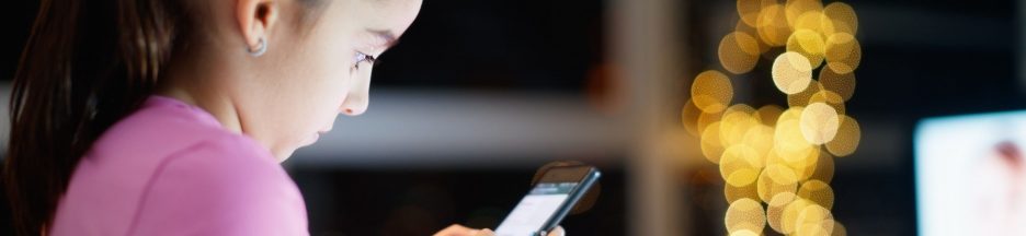 inscription-des-mineurs-reseaux-sociaux Jeune fille se servant d’un smartphone