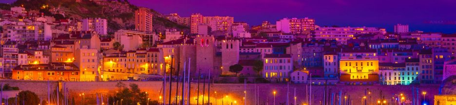 pollution-lumineuse-marseille-nouvelle-application Le port de Marseille durant la nuit, illuminé de milles feux par des éclairages d’enseignes.