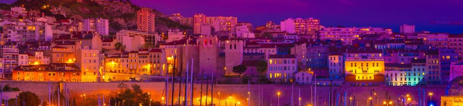 Le port de Marseille durant la nuit, illuminé de milles feux par des éclairages d’enseignes.