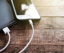 Les bons gestes pour recharger son smartphone et les erreurs à éviter