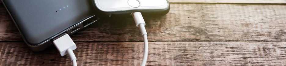 recharger-smartphone-bons-gestes Deux modèles de smartphones avec des prises d’alimentation bien distinctes qui sont en pleine charge.