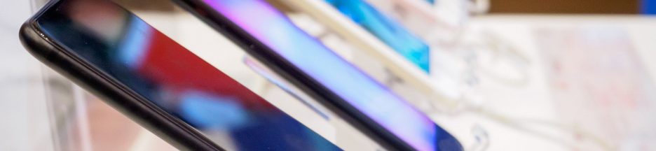 smartphone-baisse-des-ventes-inflation-economique Des smartphones sur leur présentoir dans une vitrine de magasin.