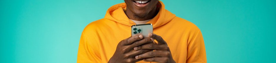 vowifi-appels-telephoniques-sans-reseau-cellulaire Un jeune homme en train de manipuler son smartphone.