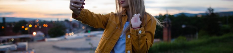 TikTok-reseau-social-adolescents-americains Une adolescente qui prend une vidéo pour TikTok