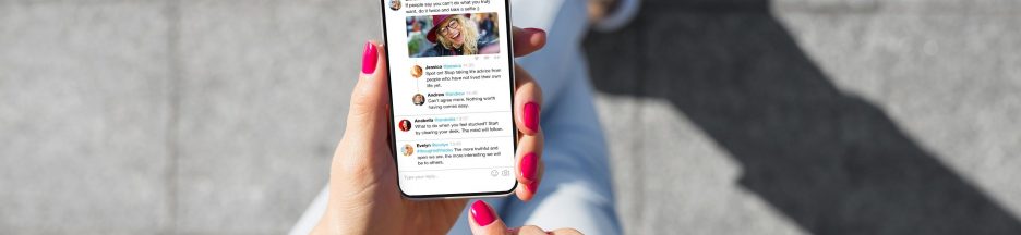 historique-twitter-telechargement-guide Une femme en train de consulter les notifications de son compte Twitter