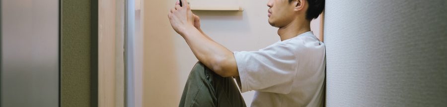 Un jeune scotché sur son smartphone Un jeune scotché sur son smartphone
