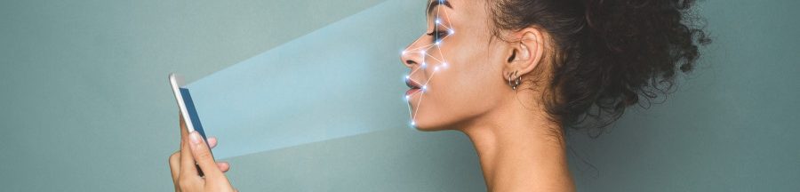 age-utilisateurs-verification-instagram Une femme utilisant la fonction de scan du visage d’Instagram sur son Smartphone.