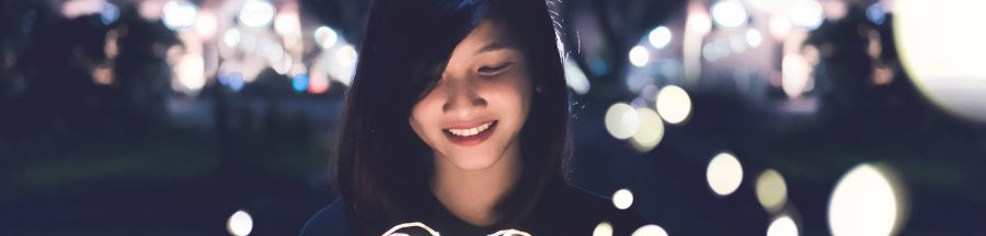 lucky-girl-syndrome-methode-d-autosuggetsion-tiktok Une jeune fille souriante, adepte du Lucky girl syndrome