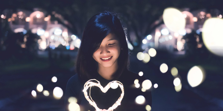 Une jeune fille souriante, adepte du Lucky girl syndrome