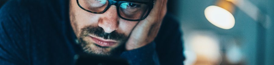 supprimer-ses-donnes-personnelles-smartphone Un homme s’interrogeant sur la manière de supprimer ses données personnelles sur son smartphone.