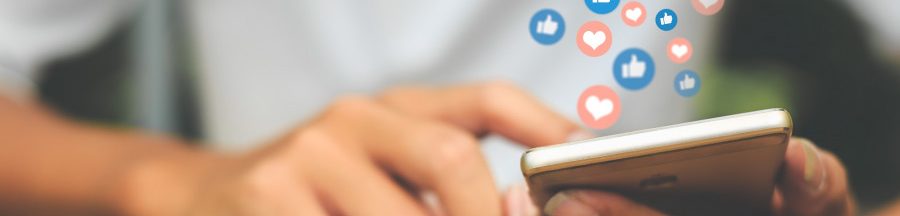 publier-sur-les-reseaux-sociaux-meilleurs-horaires Une personne en train de vérifier sur son smartphone les réactions sur un post publié sur les réseaux sociaux.