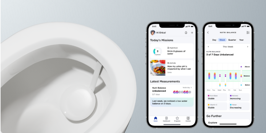 Une cuvette de toilette avec deux smartphones montrant les interfaces dédiées aux cartouches de U-Scan