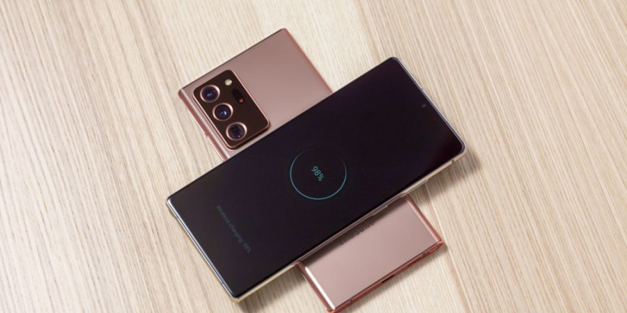 Deux smartphones sous Android l’un sur l’autre utilisant la fonction de charge sans fil inversée