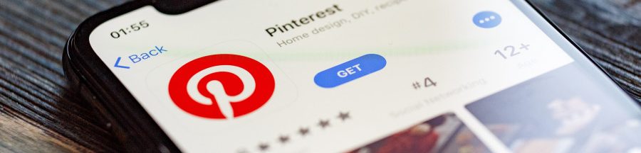 videos-sur-pinterest-epingles-idees-formats-longs Un aperçu des vidéos sur Pinterest sur un smartphone posé sur une table.